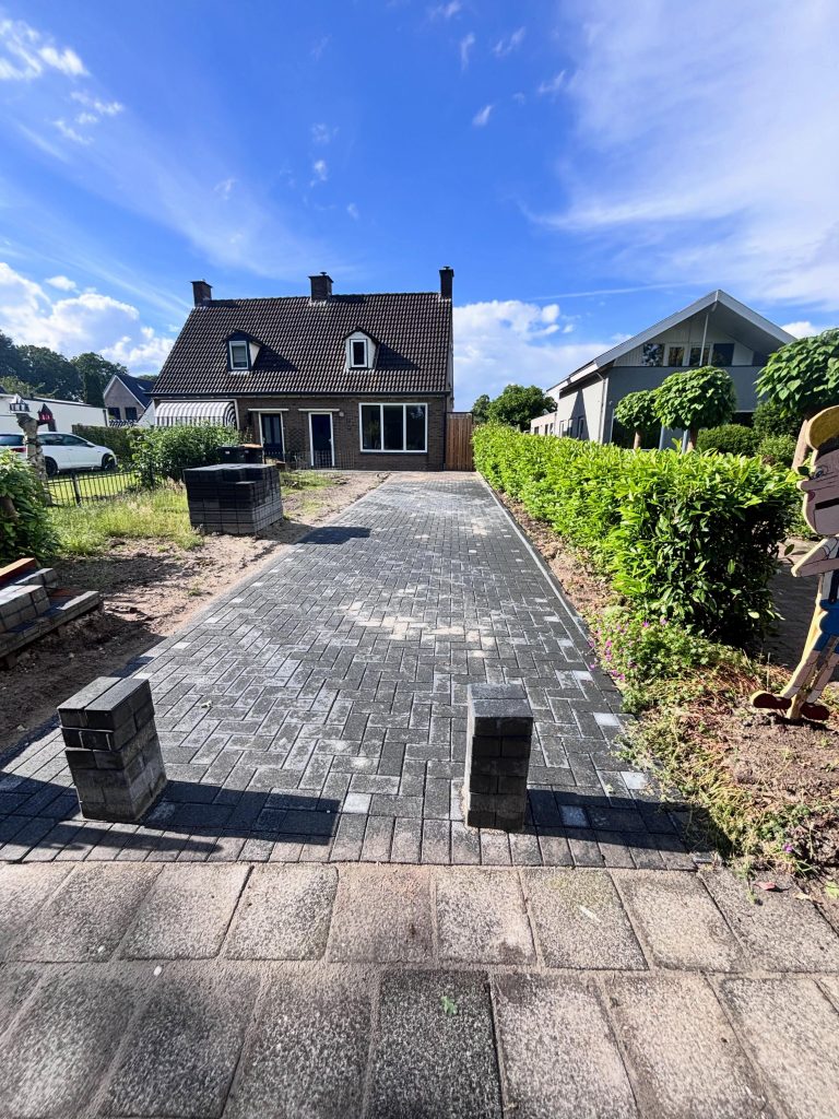 Projectfoto tuinrenovaties, bestrating en schuttingen